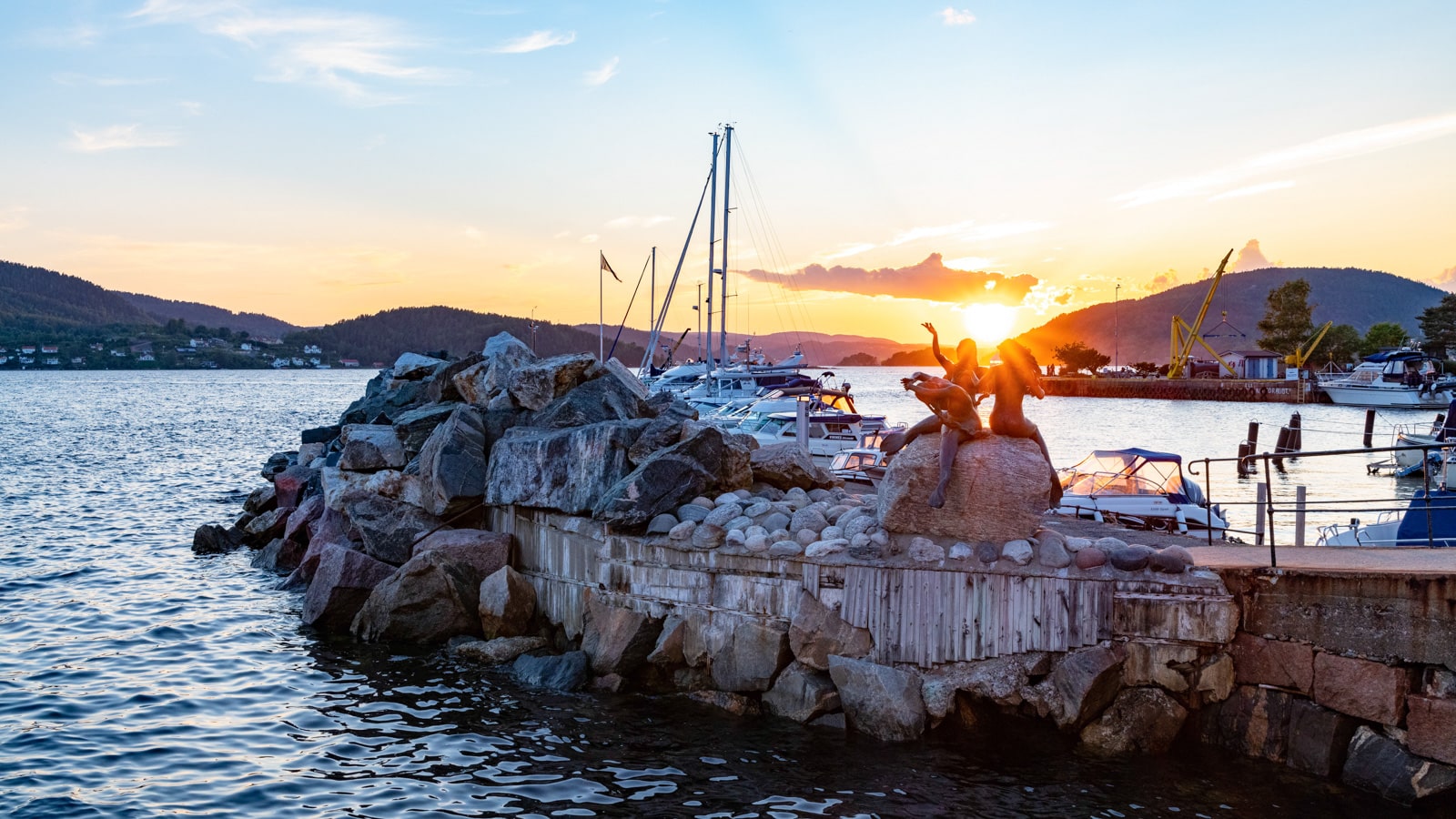 Skulpturen Havfruene i solnedgang i Drøbak