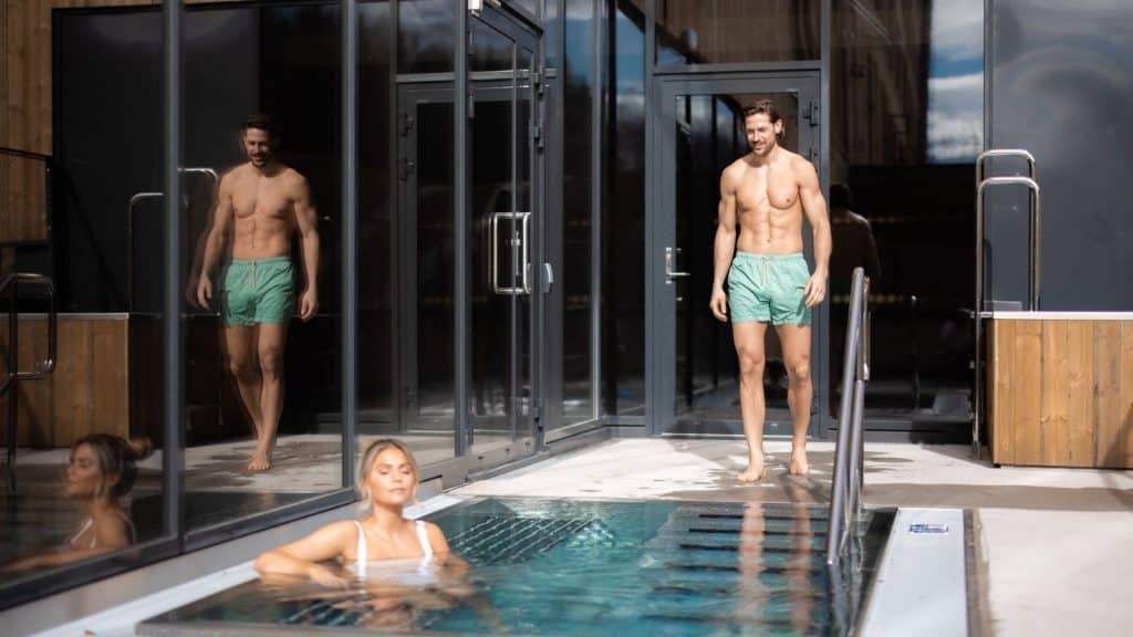 dame i utebasseng, mann som skal gå ut i bassenget 