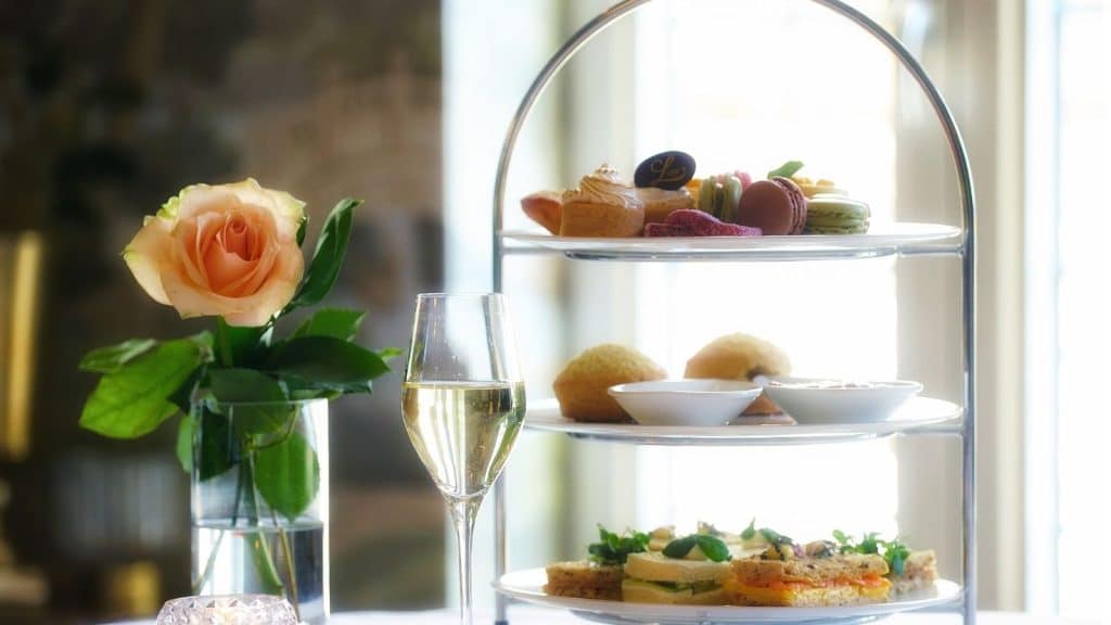 Afternoon tea oppsett med glss med champagne