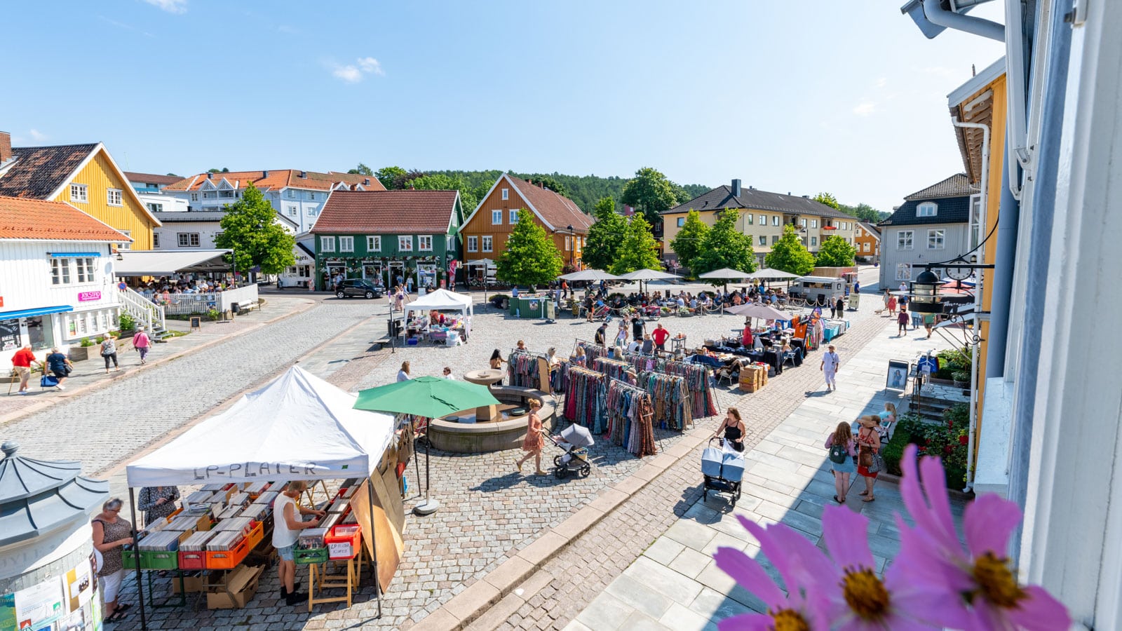 Drøbak torg fylt av mennesker og salgsboder en sommerdag