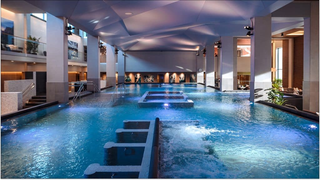 Stort basseng inne i et spa