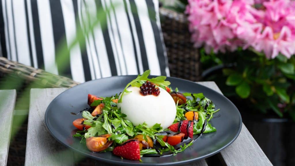 Salat med burrata og jordbær
