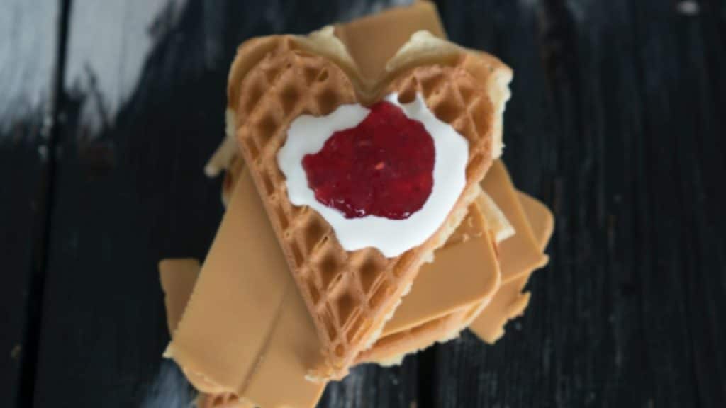 vaffel med brunost, rømme og syltetøy
