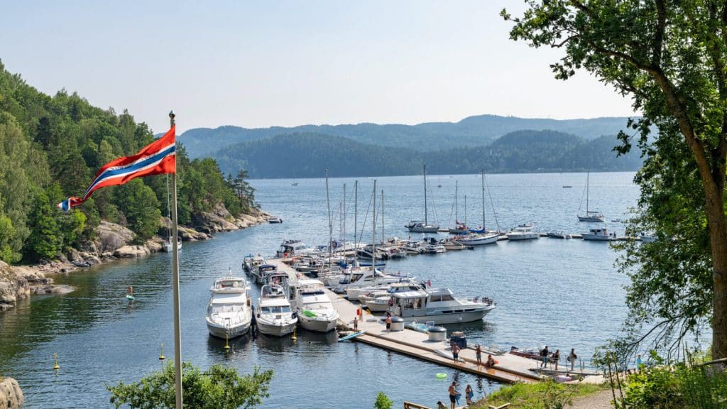 Gjestehavn med båter i Oslofjorden en sommerdag
