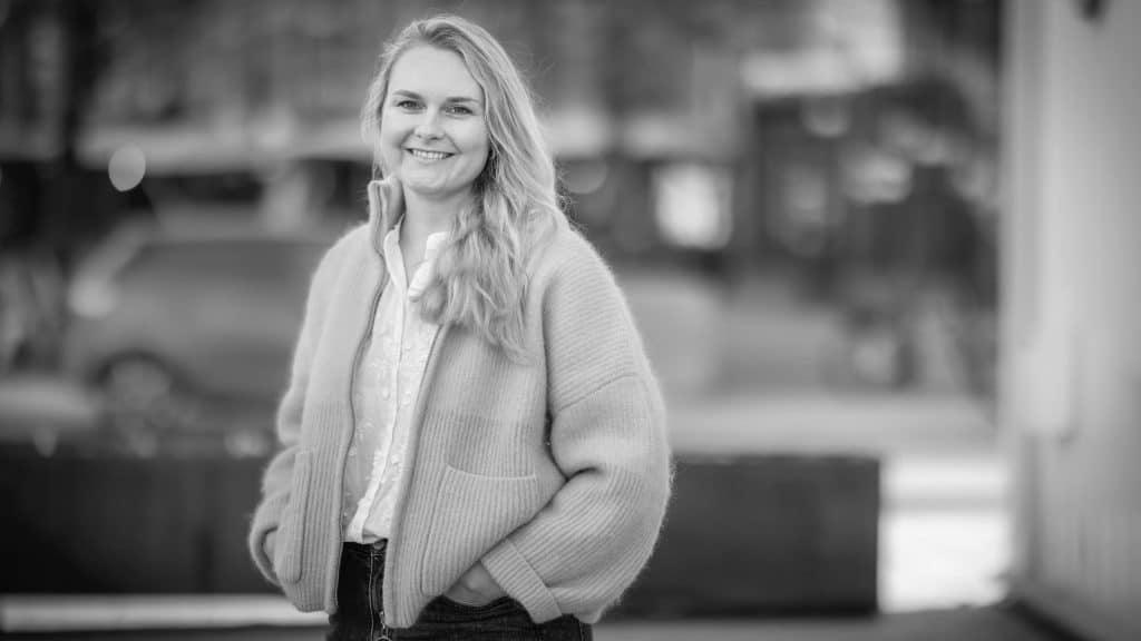 Svart hvitt bilde av en ung dame