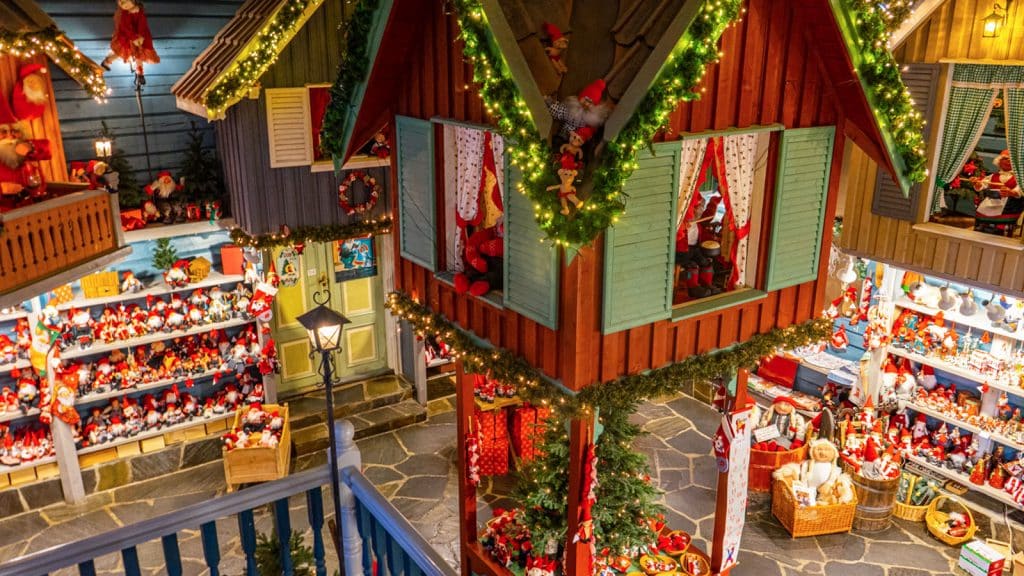 Julehus med masse nissefigurer
