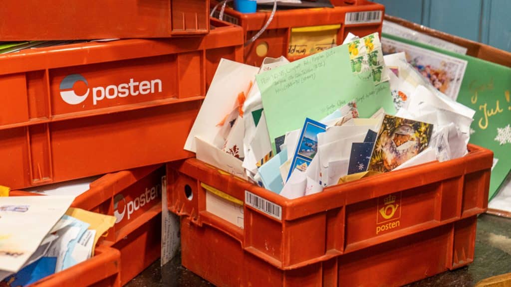 Julebrev i røde postkasser