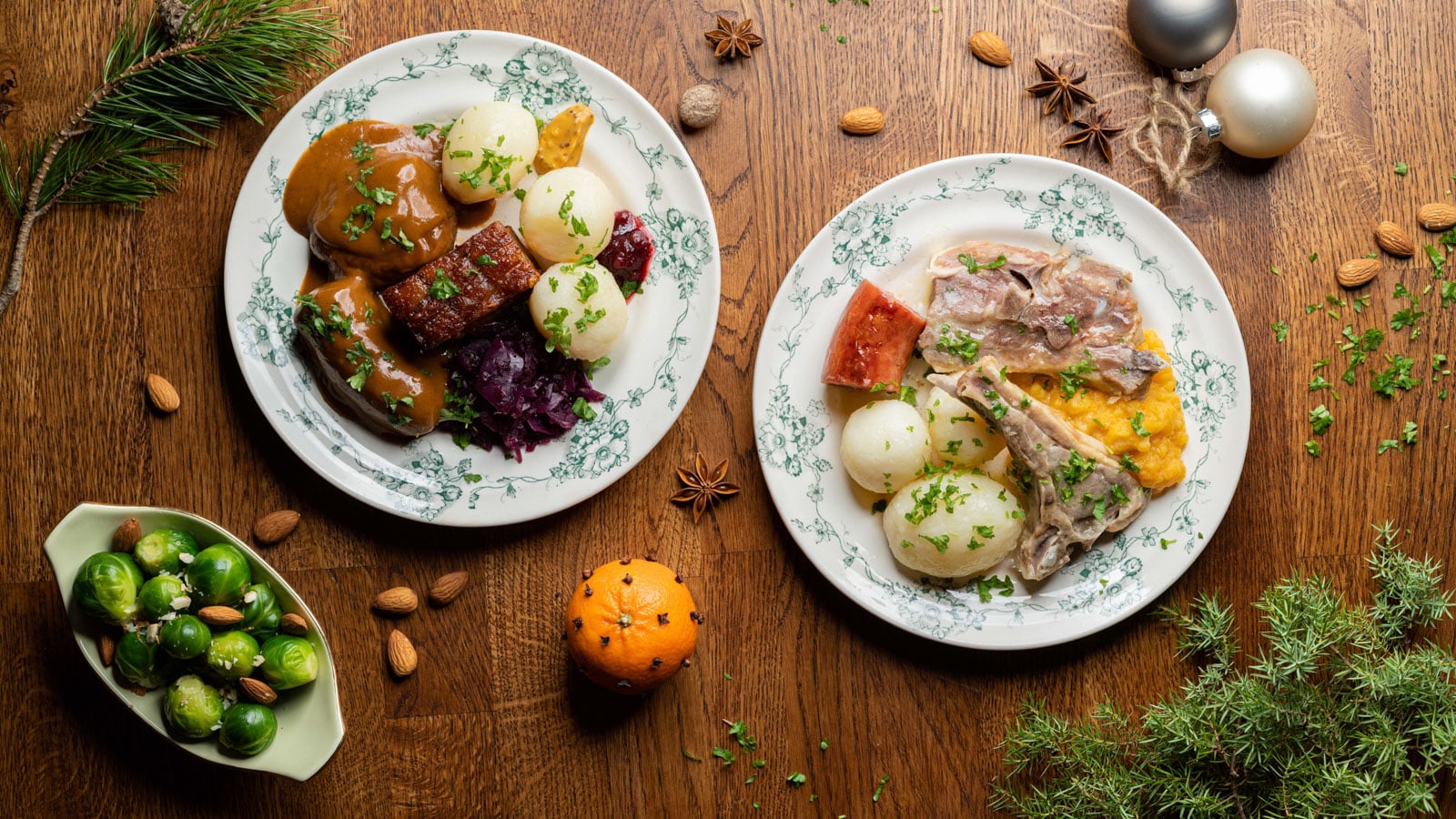 Julemat med tallerken med ribbe og pinnekjøtt
