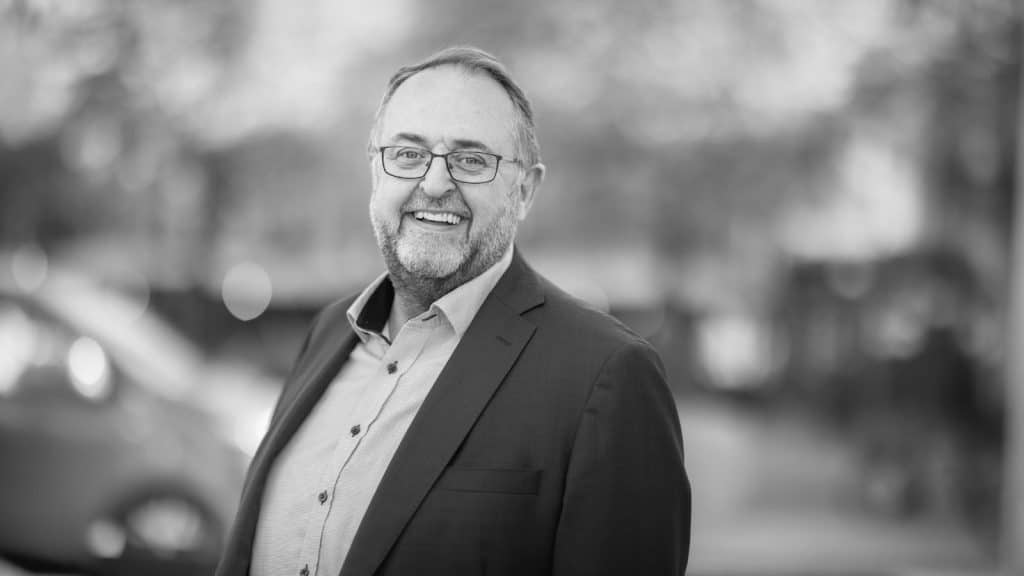 Svart hvitt bilde av en mann