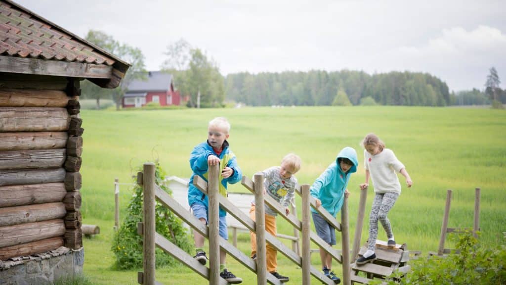 MiA Barn leker Gamle Hvam klatrer på skigard