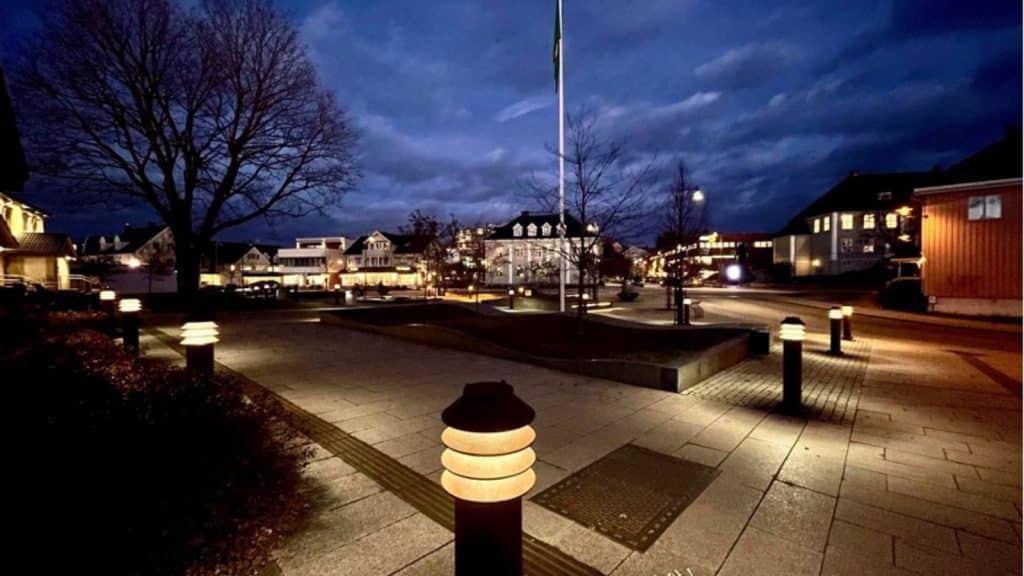 bygdesentrum en kveld med fler bygninger med lys