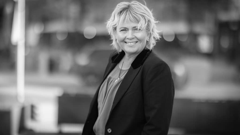 Svart hvitt bilde av en dame