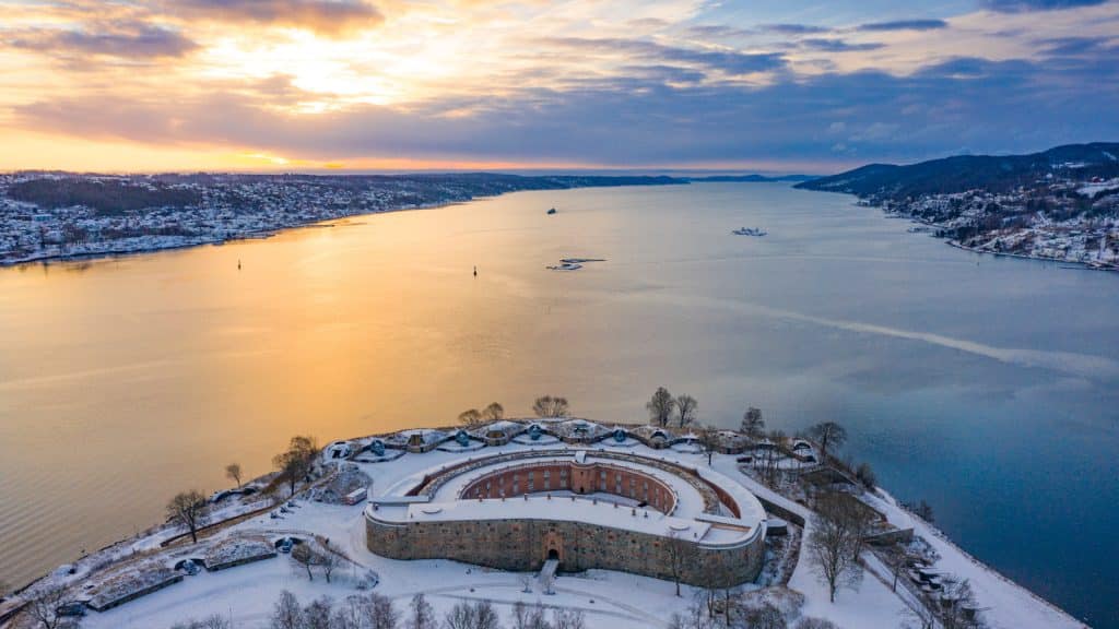 Oscarsborg festning i vinterdrakt i soloppgang