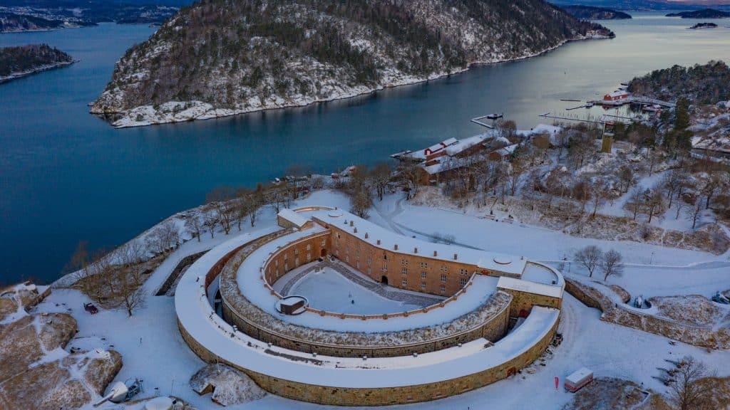 Oscarsborg festning i vinterdrakt i soloppgang