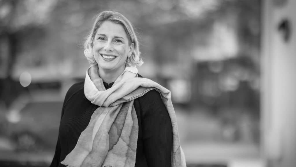 svart hvitt bilde av en dame