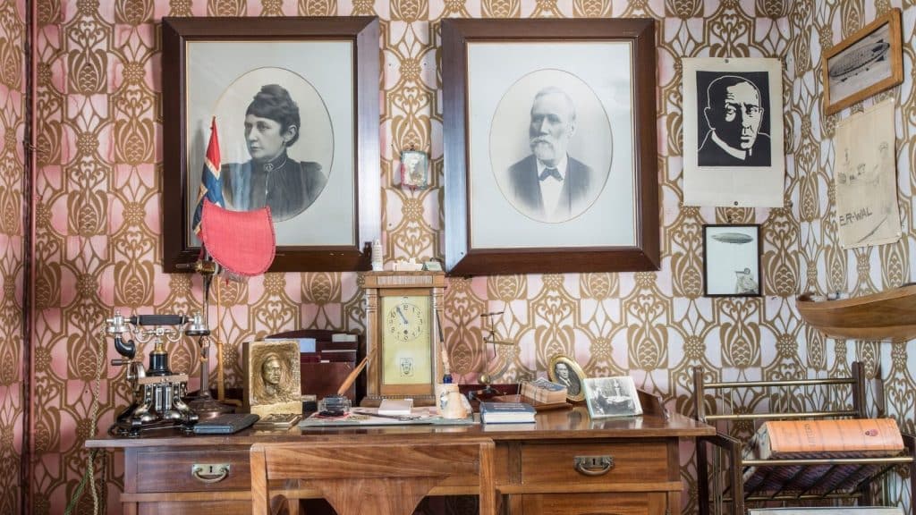Skrivebordet inne hos Roald Amundsens på hans hjem i Svartskog