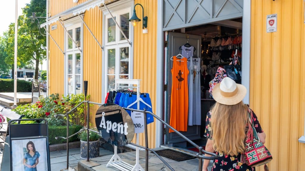 Lady with hat as shopper
