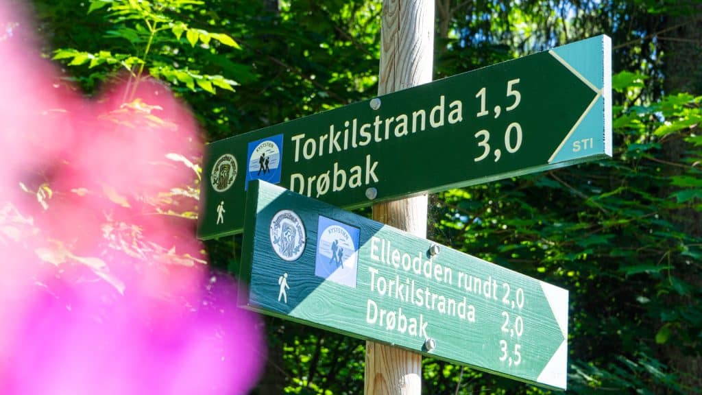 Skilt av kyststi til Torkilstranda og Drøbak