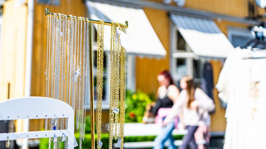 Gullsmykker som henger til salgs på et torg