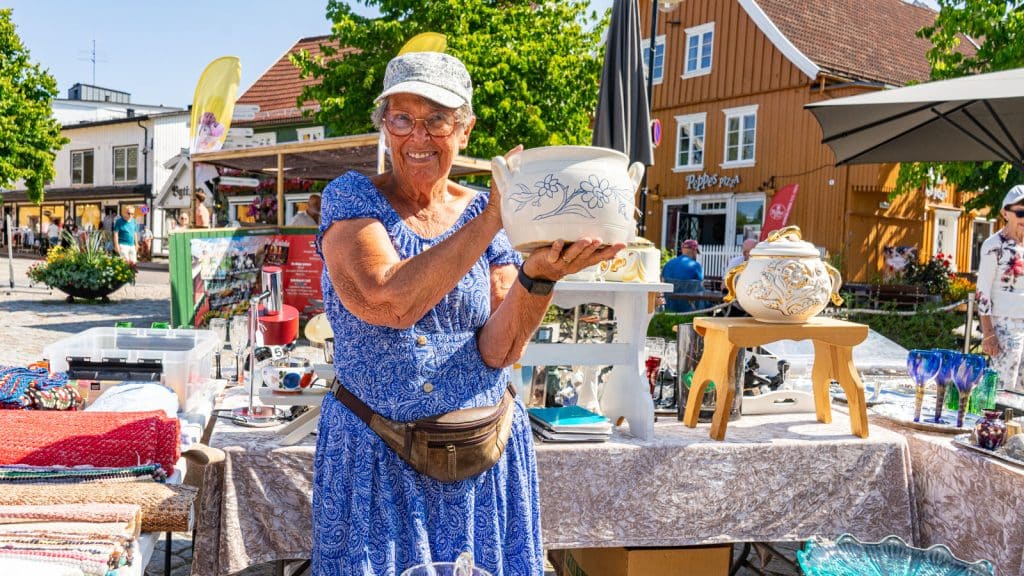 Lady selling ceramics and antiques at Drøbak torg