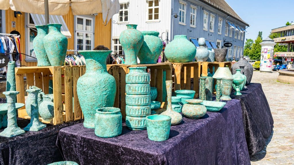 Turkis keramikk på et torg