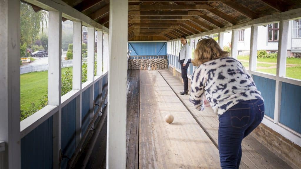 To damer på utendørs trebowling