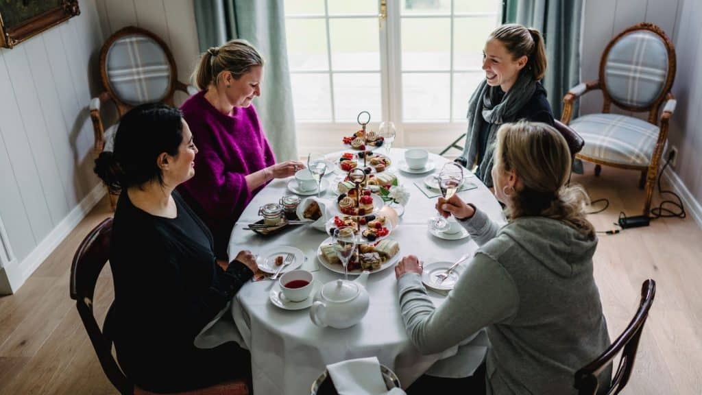 Fire venninner som har Afternoon tea rundt et bord