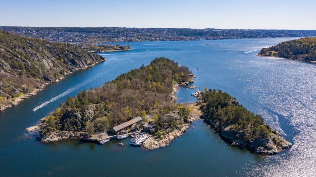Dronebilde av en øy i Oslofjorden