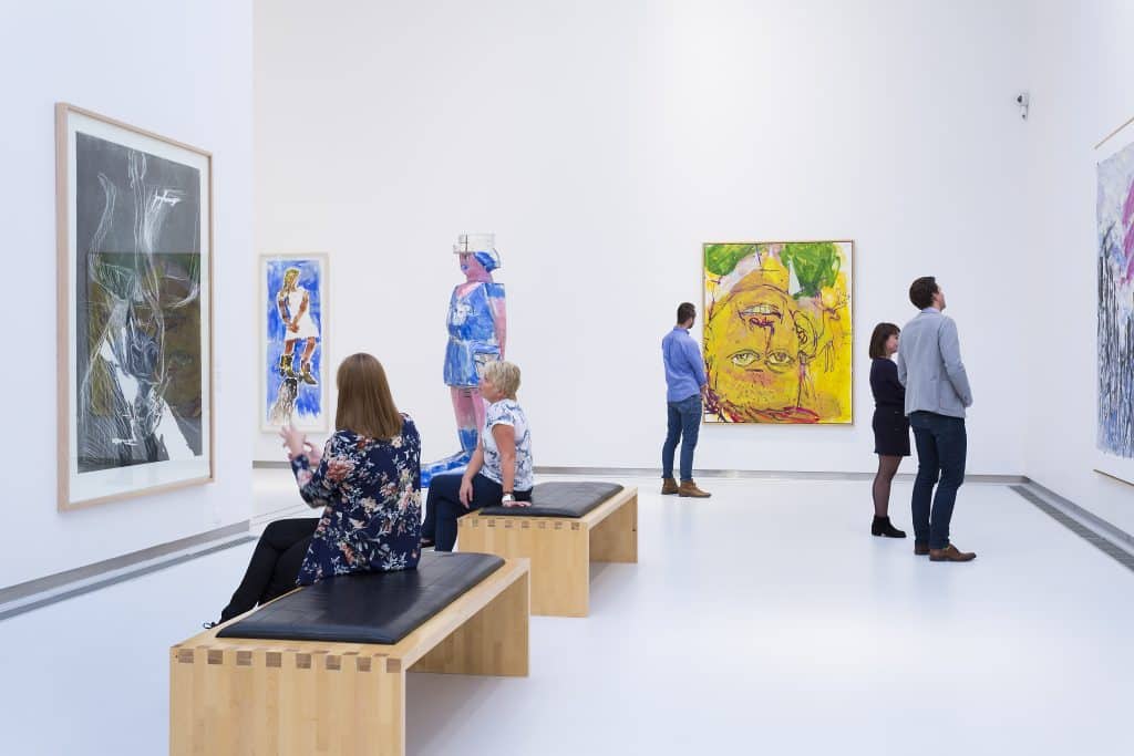 damer som ser på kunst