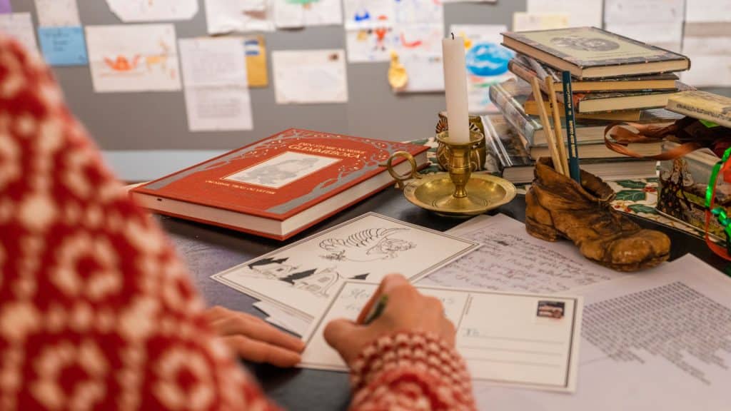 lady who slices Christmas letter