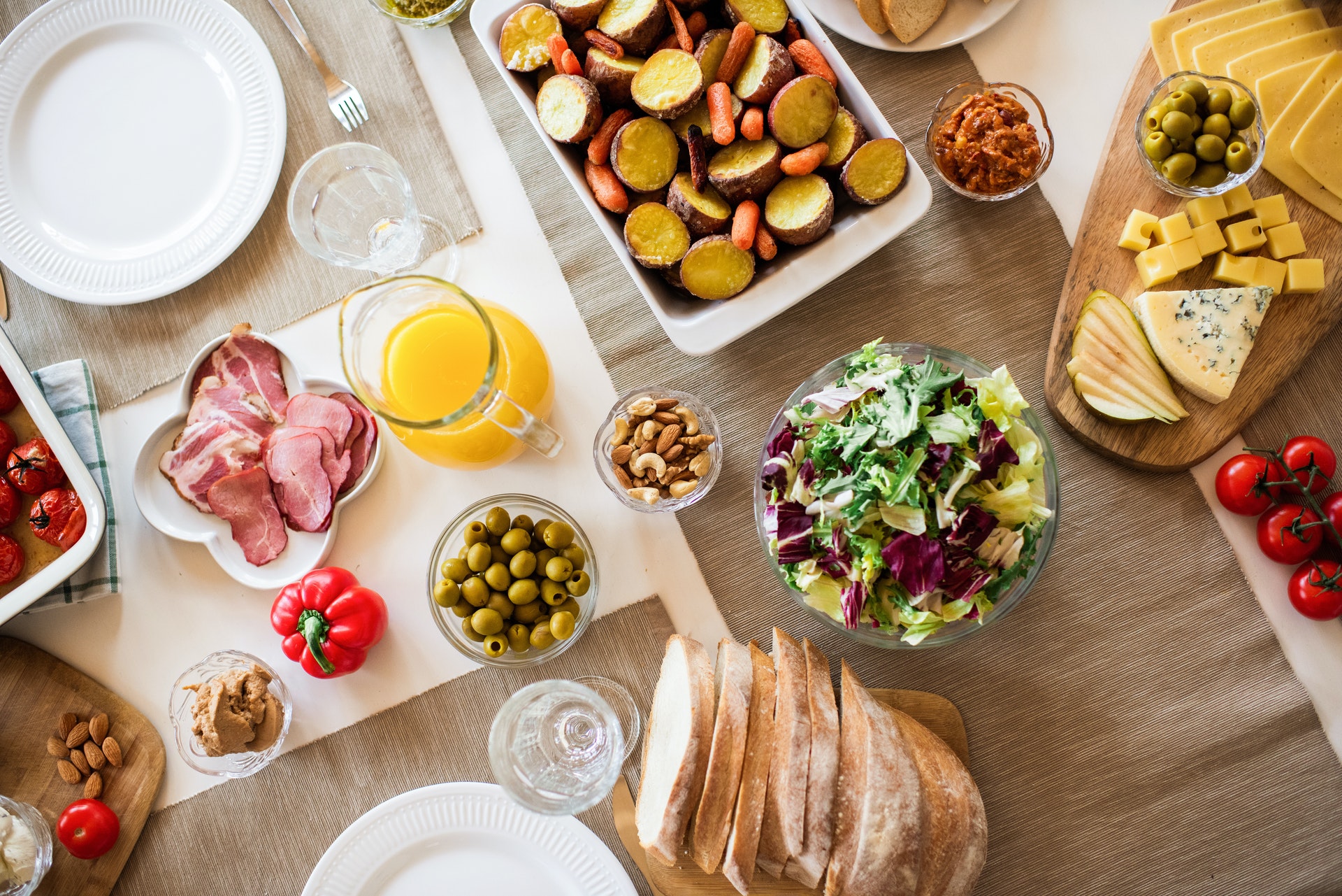 Et fristende matbord med salat, ost, brød og juice –