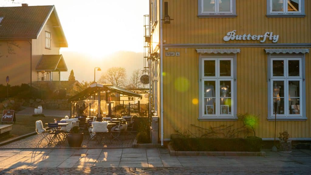 Uteservering ved et torg i solnedgang