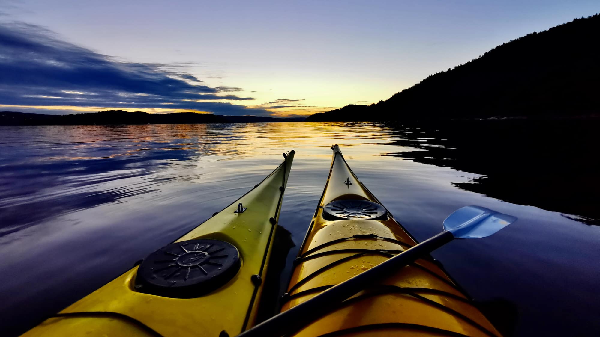 To gule kajakker i Oslofjorden om kvelden