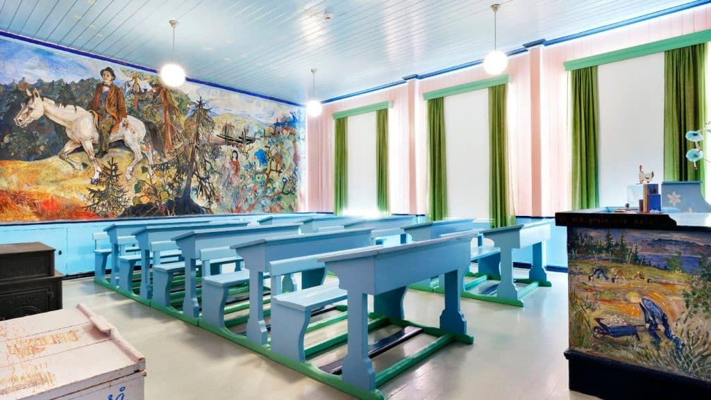 Inne på stein skole fargerikt klasserom