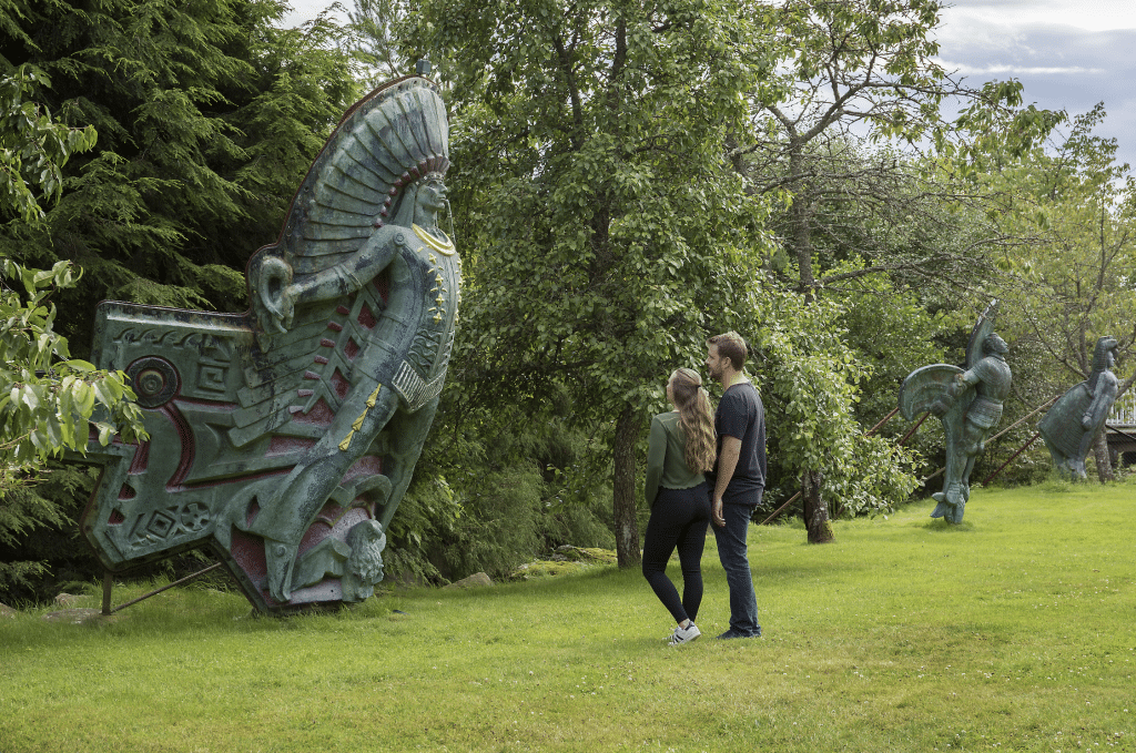 To mennesker ser på en stor gallionsfigur