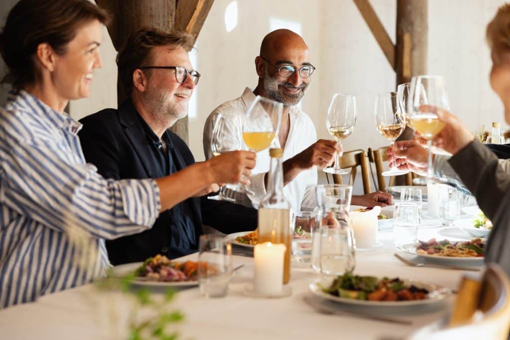 Syverstad gård inne middag rundt et bord