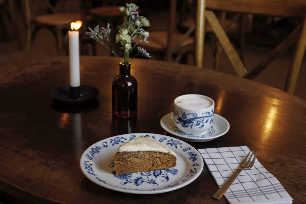 Kake og kaffe på bord