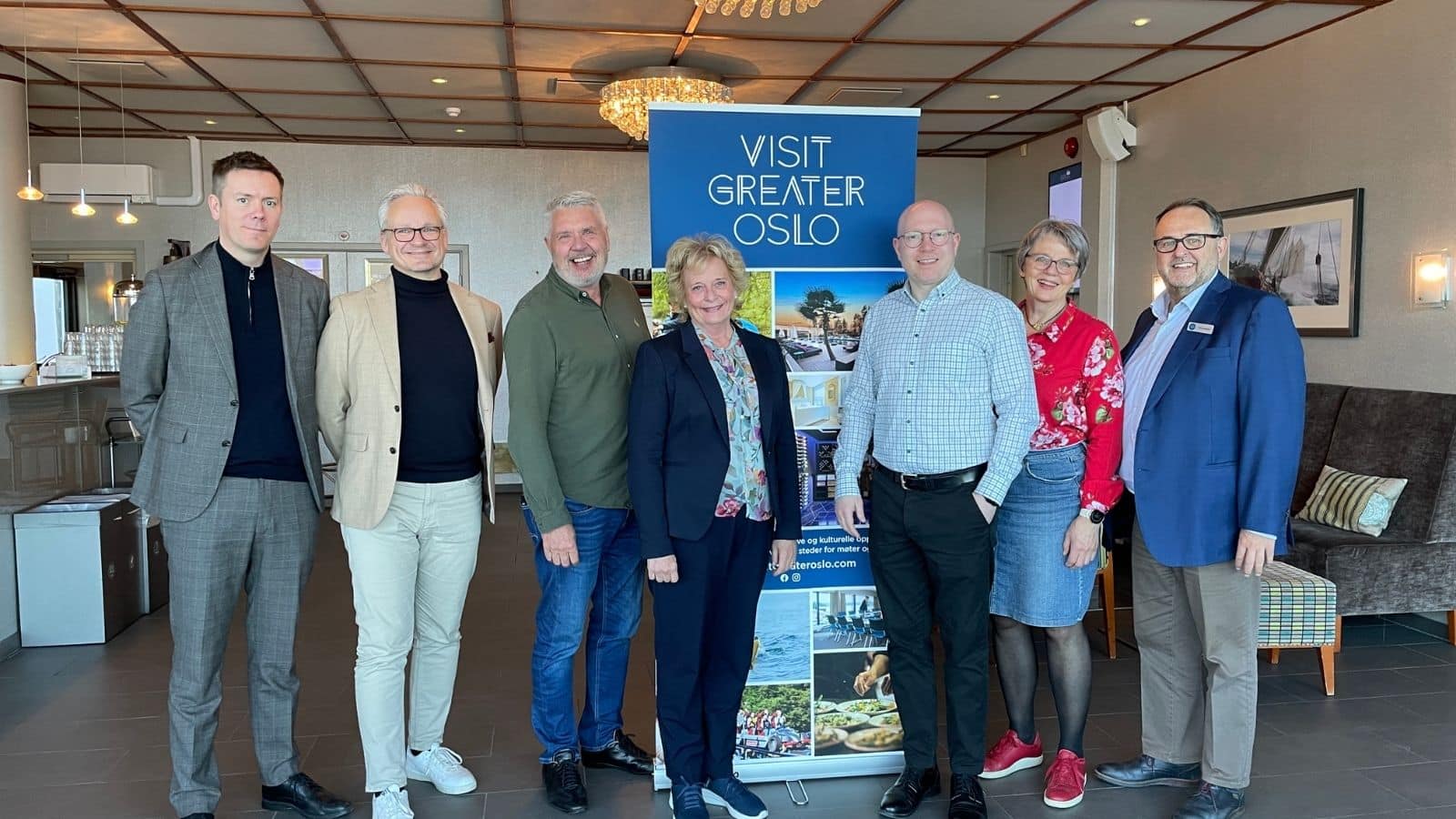 syv mennesker oppstilt, to damer og fem menn