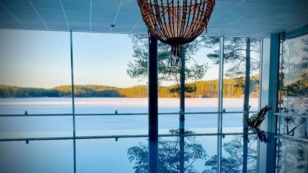 basseng med utsikt mot et snødelt vann