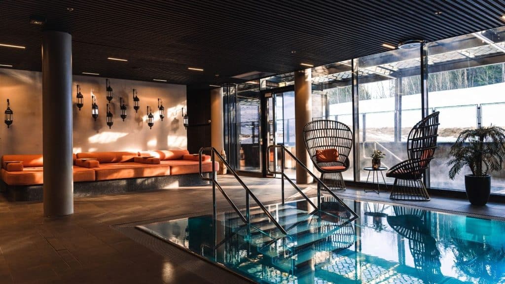 basseng med 2 stoler og en orange sofa